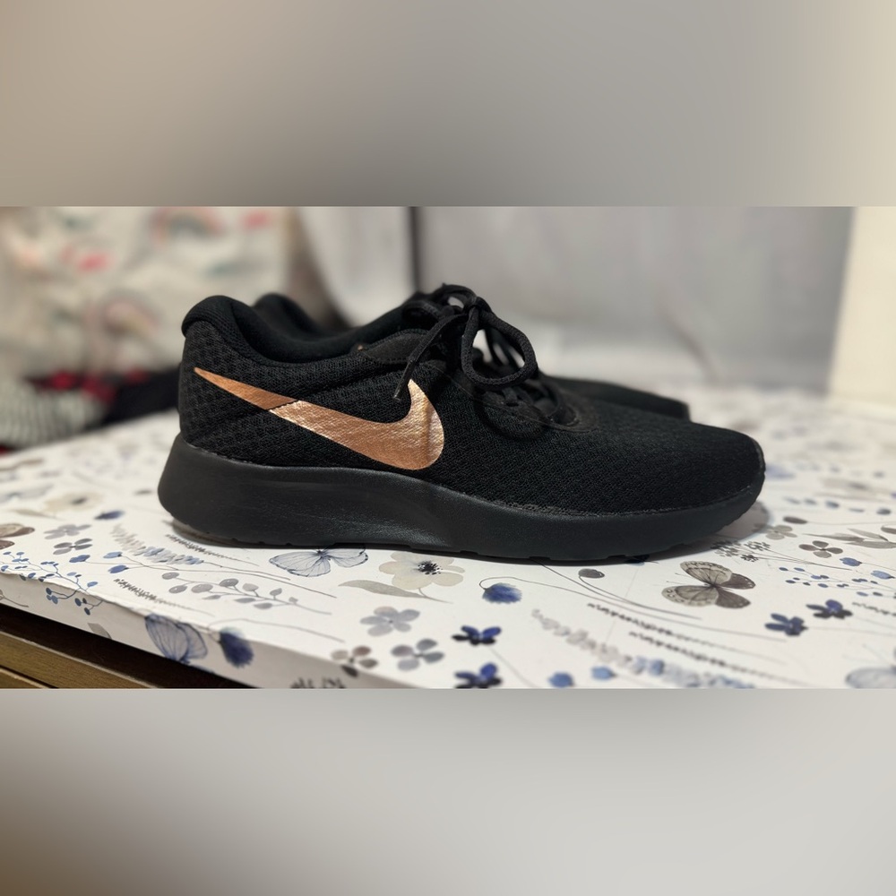 Nike women’s Black and rose gold Sneakers